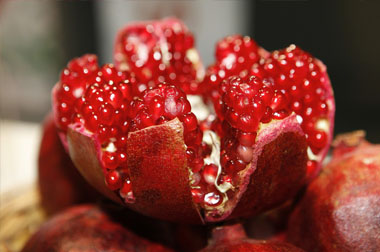 pomegranate-open-196800_1280